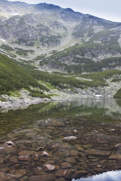 Horská krajina s jezerem — Stock fotografie