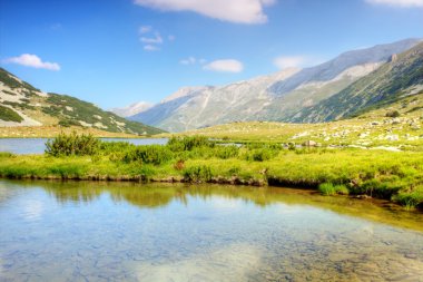 Göllü dağ manzarası