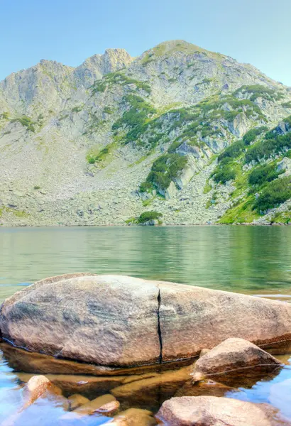 Lanskap gunung dengan danau — Stok Foto