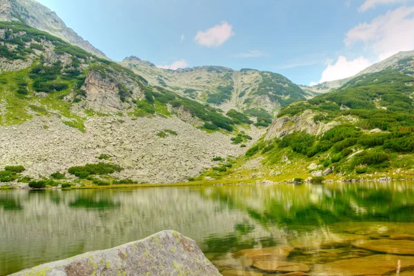 Bergslandskap med sjö — Stockfoto