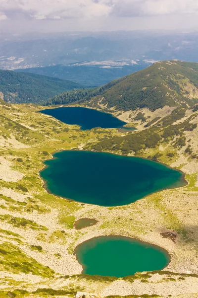 Гірський пейзаж з озером — стокове фото