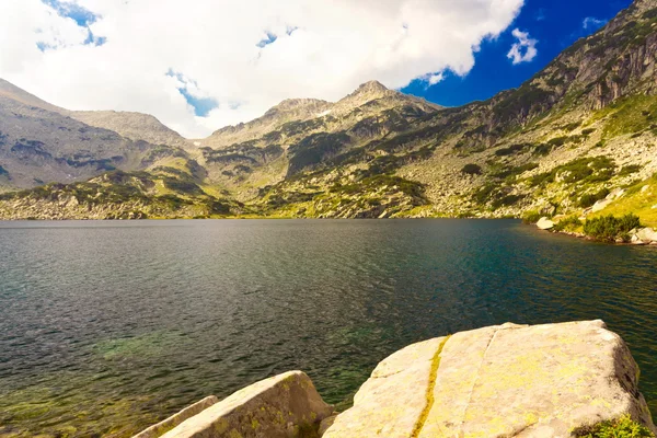 Vuoristo maisema järvellä — kuvapankkivalokuva