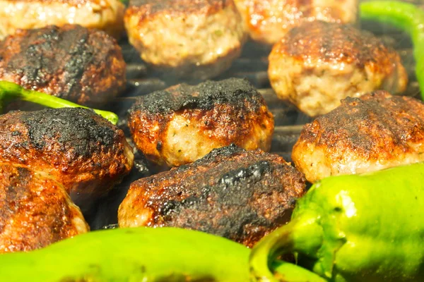 Grilled meatballs and peppers — Stock Photo, Image