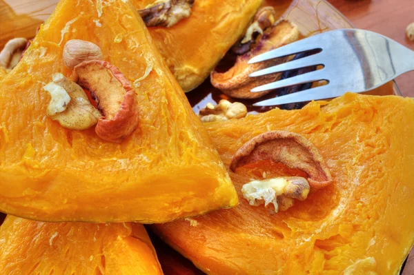 Abóbora assada com frutos secos e nozes — Fotografia de Stock