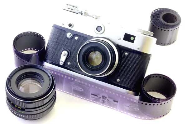 复古相机和孤立的磁带 — 图库照片