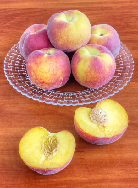 Персики на столе — стоковое фото