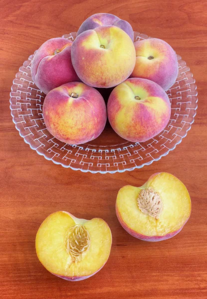 Pêssegos na mesa — Fotografia de Stock