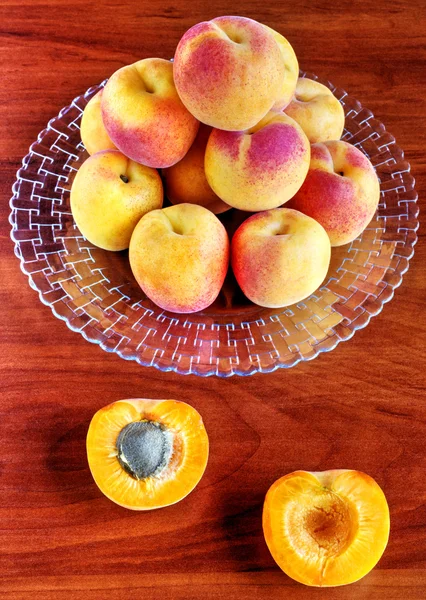 Apricots on wooden table — Stock Photo, Image