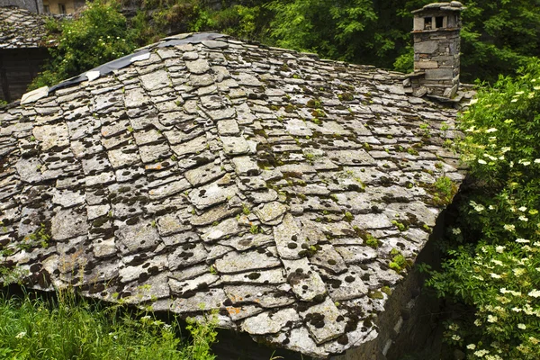 Casa com telhado de pedra — Fotografia de Stock