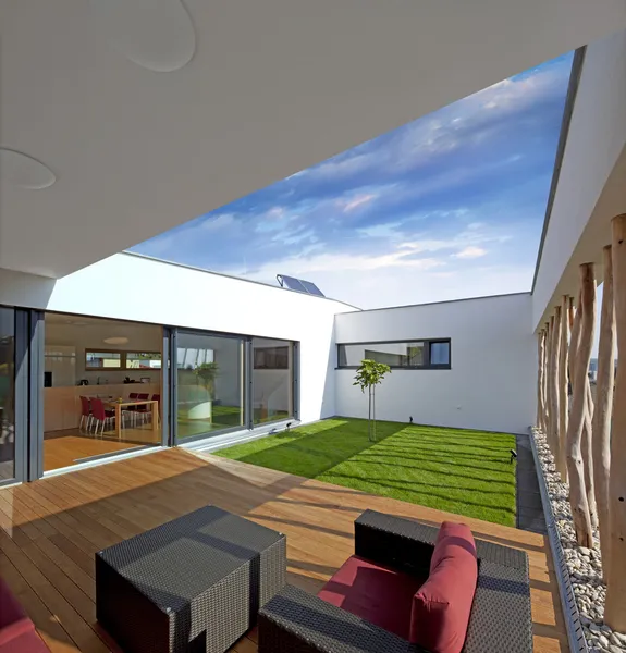 küçük privat bahçe ev içinde