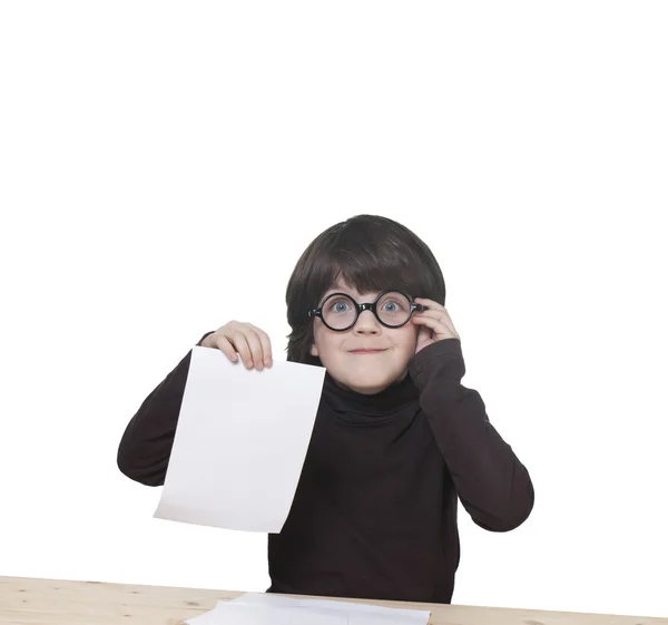 Menina com óculos mostra uma folha vazia branca de papel — Fotografia de Stock