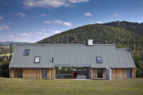 Einfamilienhaus auf dem Land — Stockfoto