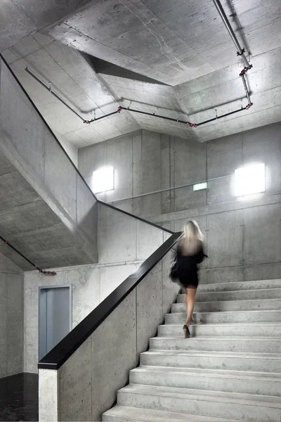 Femme dans les escaliers — Photo