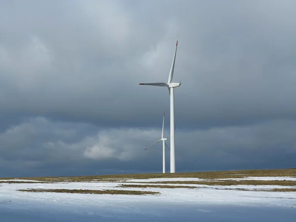 Ветровая электростанция с облачным небом — стоковое фото