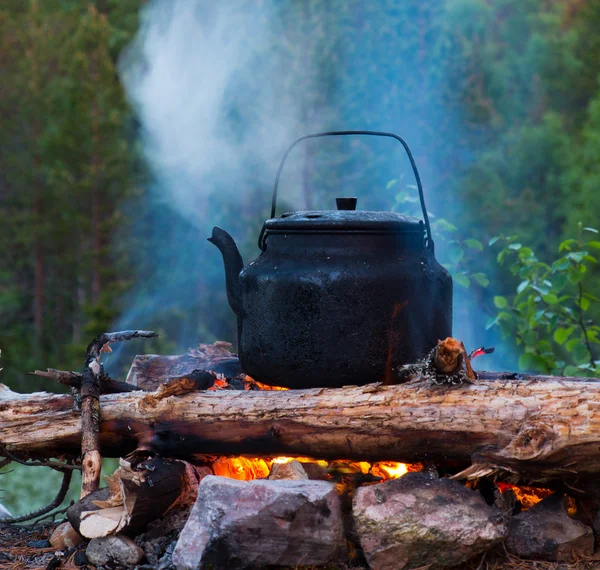 Vattenkokare med kokande vatten i brand — Stockfoto