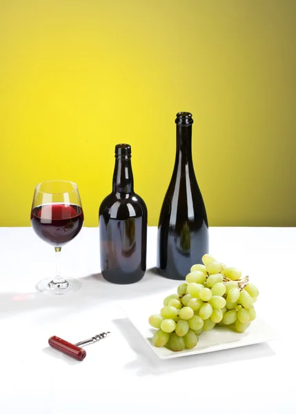 Натюрморт с виноградом для белого вина, бутылки, стекла и штопор — стоковое фото