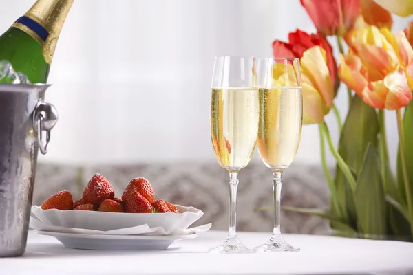 Şampanya ile bahar natürmort — Stok fotoğraf