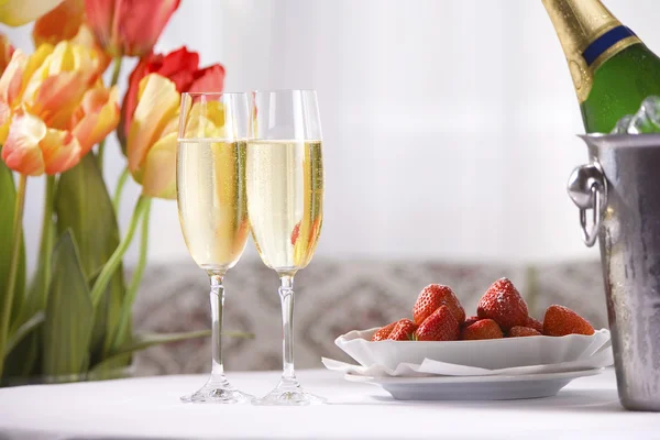 Şampanya ile bahar natürmort — Stok fotoğraf