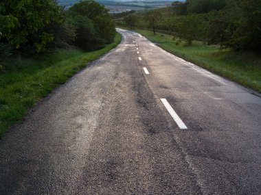 Beyaz çizgili gri asfalt yapılmış yol