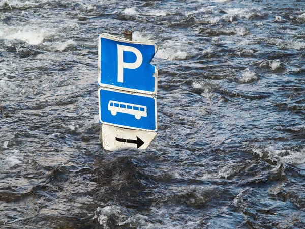 Översvämning floden och bussparkering — Stockfoto