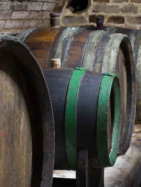 Barris de vinho em uma antiga adega — Fotografia de Stock