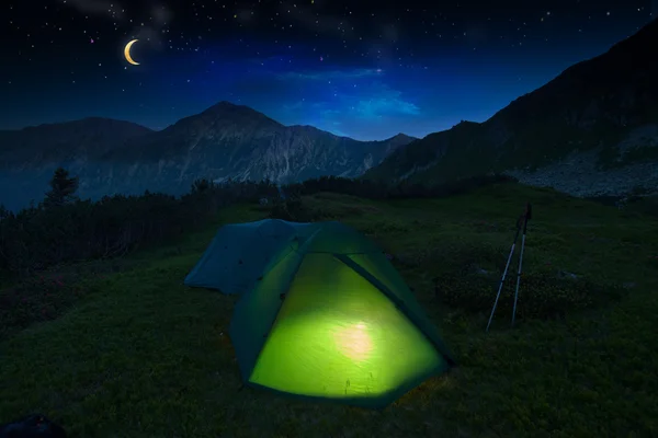 Tenda illuminata nei monti alpini — Foto Stock