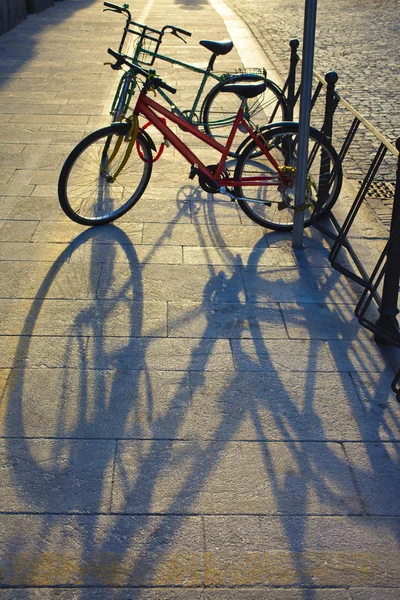 Duas bicicletas em um rack na calçada — Fotografia de Stock