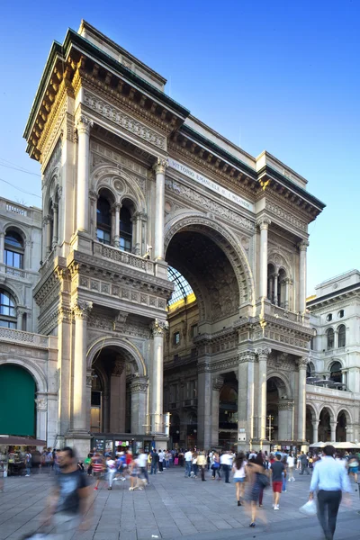 Galleria vittorio emanuele ii v Miláně Itálie, slavné nákupní turisty a setkání v centru města — Stock fotografie