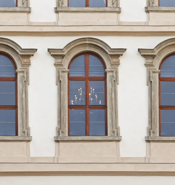 Detalhe de belas janelas de um palácio renascentista Wallenstein em Praga República Checa — Fotografia de Stock
