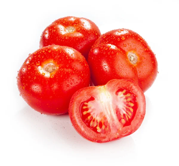 Tomates rojos frescos y húmedos aislados sobre fondo blanco —  Fotos de Stock