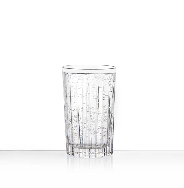 Одно прозрачное стекло с газированной водой — стоковое фото