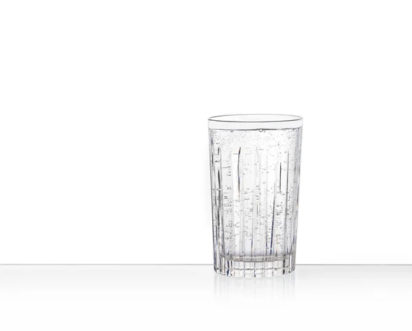 Ett klart glas med kolsyrat vatten — Stockfoto