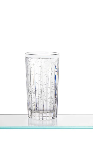 Egy tiszta üveg ásványvíz — Stock Fotó