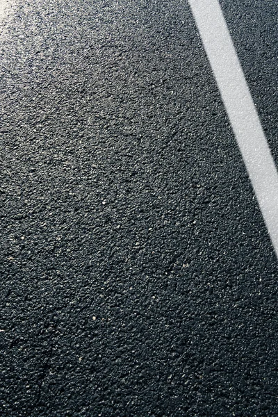 Detalhe de asfalto preto com o pedaço de linha — Fotografia de Stock