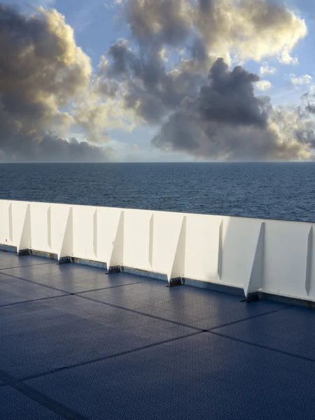 Däck båt bakgrund med imponerande sky — Stockfoto