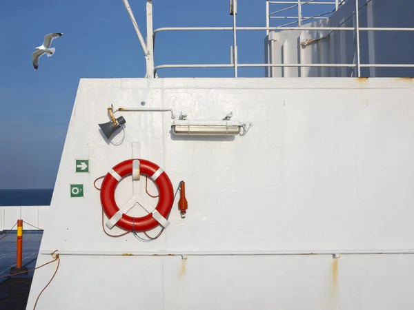 Рятувальне коло на кораблі, пором — стокове фото