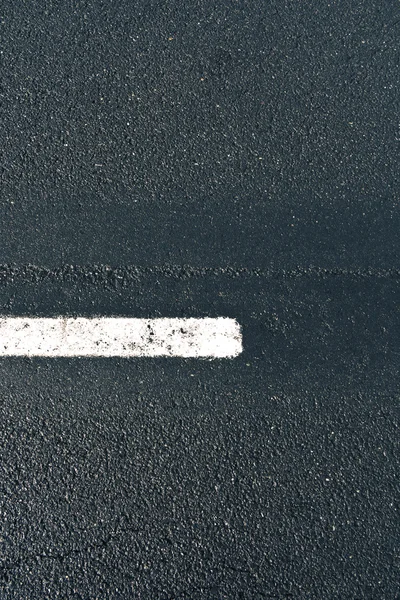 Asphalt Detail mit weißer Linie — Stockfoto