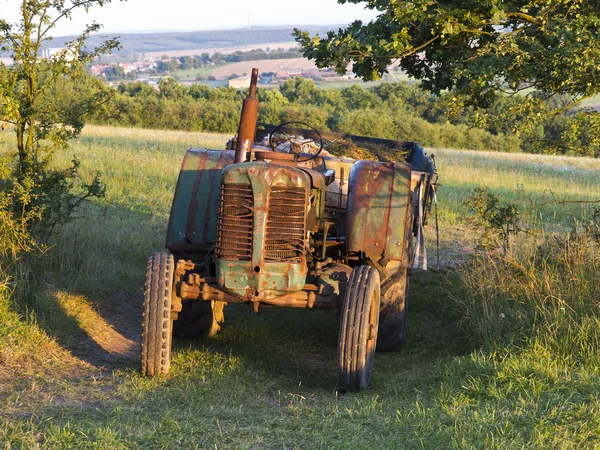Small tractor with a wagon in the field of nature and countryside in the background — Stock Photo, Image