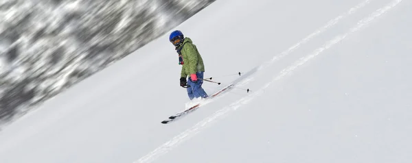 Παιδί σκι στο χιόνι σκόνη — Φωτογραφία Αρχείου