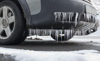 donmuş buz sarkıtları ile araba detayını