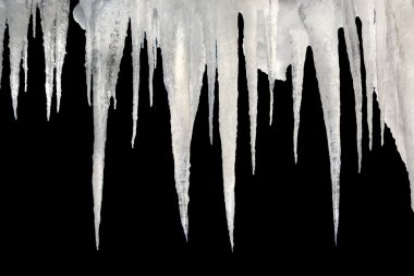 siyah bir arka plan ile kaydedilen photoshop kırpma yolunu doğal buz sarkıtları