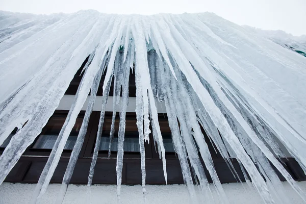 Uitzicht vanaf de onderkant van de enorme ijspegels — Stockfoto