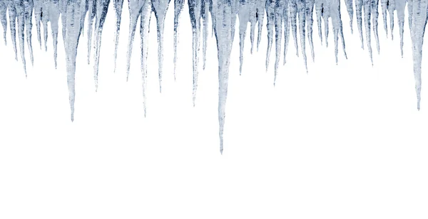 Molti ghiaccioli naturali su uno sfondo bianco — Foto Stock