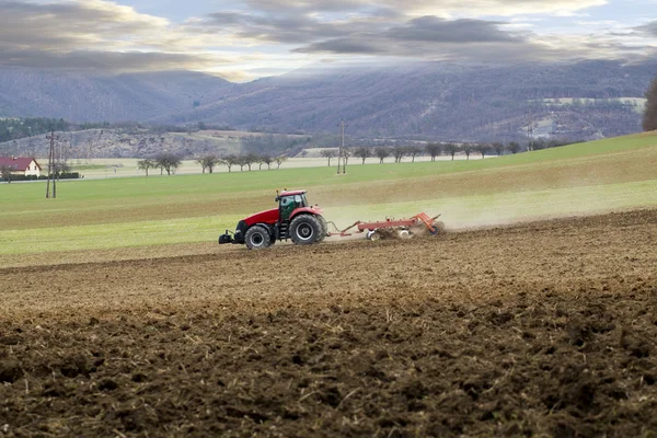 Traktor i landet — Stockfoto