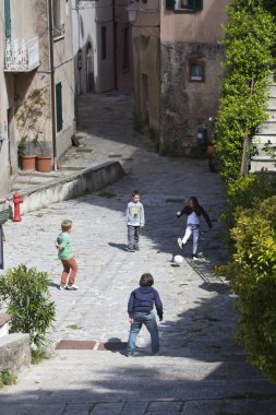 çocuklar sokakta top oynamak