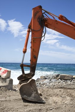 Kumsaldaki kazıcı.