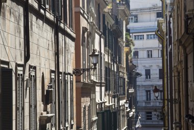 Yaz Roma'da dar sokak