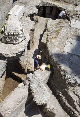 kazılarda Roma çalışan arkeologlar