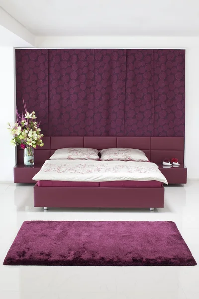 Nieuwe luxe paarse slaapkamer met bloem — Stockfoto
