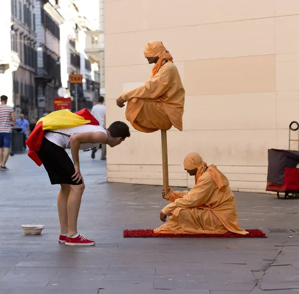 genç bir adam fakirs araştırıyor